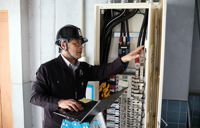 「電力測定器」でコンプレッサの消費電力を計測することで、コンプレッサーの負荷率を測定する事が出来ます。