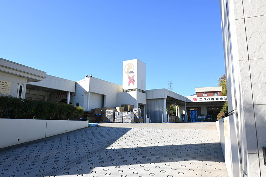 工場の入口。左側が工場、右側がトラックヤード