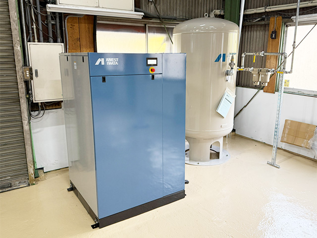 塗装用に新設したオイルフリースクロールコンプレッサと空気タンク