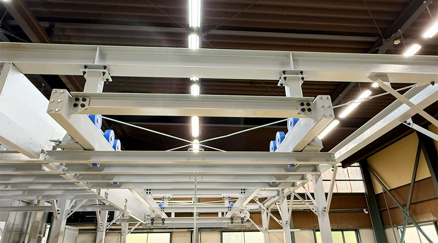 着荷/脱荷側、セッティングゾーン側両方に2×3＝6本の手動式レールを配置